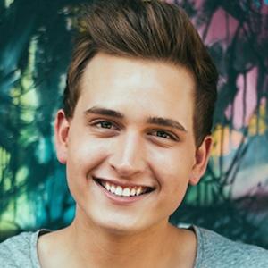 web video star Andrew Lowe - age: 25
